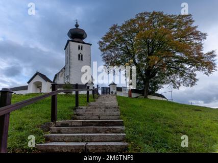 Blick auf die Kirche des Heiligen Geistes aus dem 13. Jahrhundert im slowakischen Dorf Zehra Stockfoto