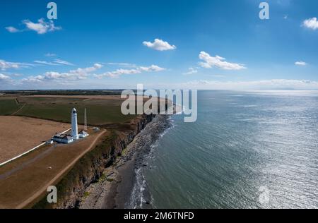 Der Nash Point Lighthouse und die Monknash Coast in South Wales aus der Vogelperspektive Stockfoto