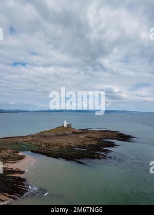 Blick auf den Leuchtturm Mumbles in Swansea Bay bei Ebbe Stockfoto