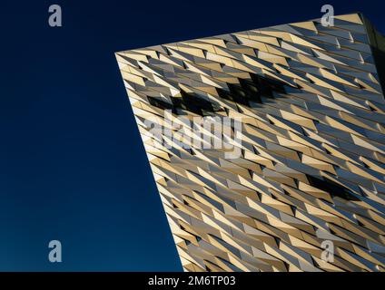 Architektonische Details des Stahl- und Aluminium-Titanic Museum im Zentrum von Belfast aus nächster Nähe Stockfoto