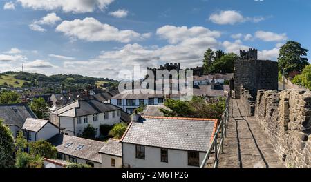 Blick auf die ummauerte Stadt Conwy in Nordwales Stockfoto