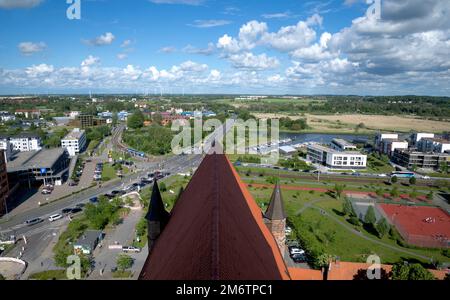 Luftaufnahme der Skyline von Rostock, einer Stadt an der Ostsee, Blick auf den Fluss warnow Stockfoto