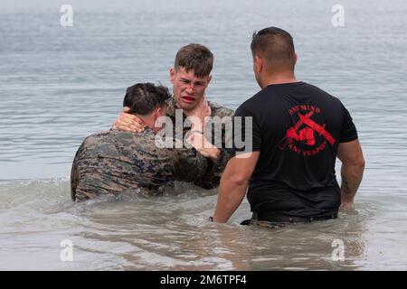 USA Marinekorps Staff Sgt. Emmanuel Sepulveda, Right, Marinekorps Martial Arts Instructor Trainer, beobachtet Marines beim Greifen während des Gipfels eines Martial Arts Instructor (MAI) Kurses auf der Marinekorps Basis Hawaii, 5. Mai 2022. MAI-Kurse zertifizieren Marines, die die Ausbildung und Überwachung des Martial Arts Program (MCMAP) des Marine Corps durchführen und Marines auf Gürtelebene voranbringen. MCMAP ist eine Synergie aus mentalen, Charakterbereichen und physischen Disziplinen. In Übereinstimmung mit den Führungsprinzipien des Marine Corps verbessert die Ausbildung in diesen drei Disziplinen die Marine sowohl auf dem Schlachtfeld als auch außerhalb. Stockfoto