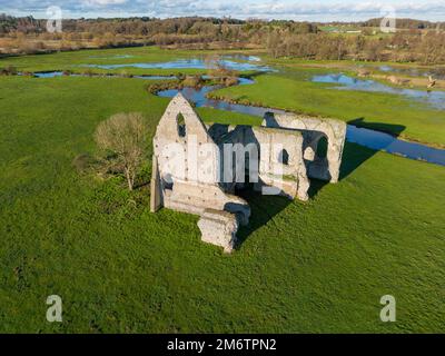 Newark Priory aus der Vogelperspektive, eine zerstörte Priory auf einer Insel, die vom Fluss Wey umgeben ist, Pyrford in Surrey, England. Stockfoto