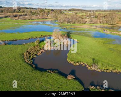 Überflutete Felder in der Nähe von Newark Priory am River Wye, Pyrford, Surrey, Großbritannien. Stockfoto