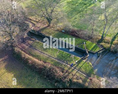 Luftaufnahme von Newark Lock am Fluss Wey, Pyrford in Surrey, Großbritannien. Stockfoto