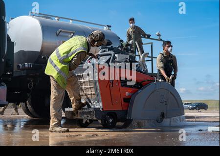 USA Flugzeuge, die der 48. Einheit für Bauingenieure zugeteilt wurden, führen eine schnelle Reparatur der Start- und Landebahn während einer Übung und Bewertung in der Royal Air Force Lakenheath am 25. August 2021 durch. Diese Rapid Airfield Damage Recovery Schulung war das erste Mal in der Geschichte, dass RADR auf britischen Boden durchgeführt wurde. Stockfoto