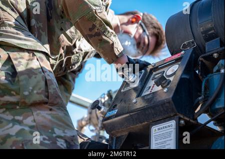 EIN US-AMERIKANISCHER Der der 48. Zivilingenieurstaffel zugeteilte Flieger nimmt am 5. Mai 2022 an einer raschen Rollbahn-Reparatur in Royal Air Force Lakenheath, England, Teil. Die Übung ermöglichte es Liberty Wing Airmen, die Zertifizierung in der Verwendung spezieller Ausrüstung zu erhalten, um notfallmässige Rollbahn-Reparaturen durchzuführen, wenn nötig. Stockfoto