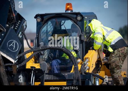 USA Flugzeuge der 48. Bauingenieurstaffel führen am 5. Mai 2022 in Royal Air Force Lakenheath, England, eine Schnellreparaturübung der Start- und Landebahnen durch. Die Übung ermöglichte es Liberty Wing Airmen, die Zertifizierung in der Verwendung spezieller Ausrüstung zu erhalten, um notfallmässige Rollbahn-Reparaturen durchzuführen, wenn nötig. Stockfoto