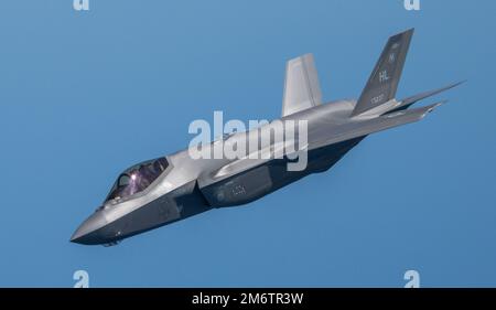 Ein F-35A Lightning II, der dem 419. Kampfflugstützpunkt Hill Air Force Base, Utah, zugeteilt wurde, fliegt am 5. Mai 2022 im Rahmen der Übung Sentry Savannah über die Küste Georgias. Sentry Savannah ist eine gemeinsame, integrierte Übung von Kampfflugzeugen der vierten und fünften Generation, die die Luftkampfbereitschaft der Air Force für den morgigen Kampf demonstrieren soll. Stockfoto