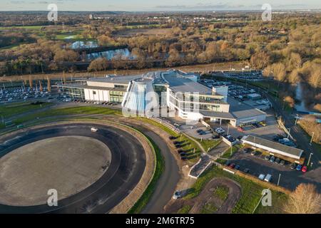 Luftaufnahme von Mercedes-Benz Brooklands und Mercedes-Benz World, Weybridge, Surrey, Großbritannien. Stockfoto