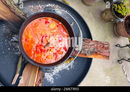 Kessel ungarische Gulaschsuppe mit Kartoffeln Stockfoto