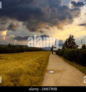 Sonniger Oktoberblick auf die Sudetes. Stockfoto