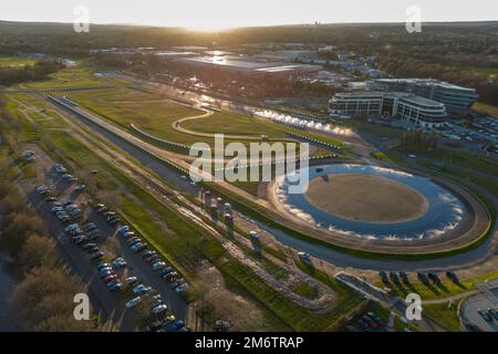 Luftaufnahme von Mercedes-Benz Brooklands und Mercedes-Benz World, Weybridge, Surrey, Großbritannien. Stockfoto