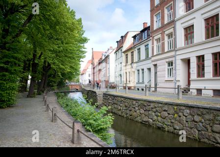 Auf den Straßen der Altstadt von Wismar. Farbenfrohe Häuser entlang der Gracht des Flusses Grube, Wismar, Mecklenburg-Vorpommern, Ge Stockfoto