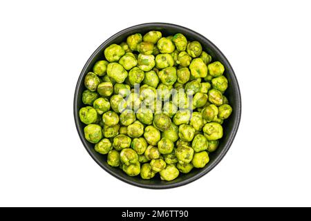 Draufsicht oder flaches Verlegen von trockenen, knusprigen Wasabi-beschichteten grünen Erbsen in schwarzer Keramikschüssel. Stockfoto