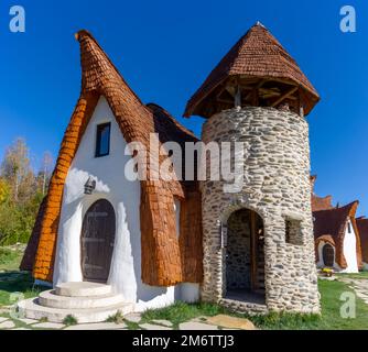 Blick auf das Märchenschloss Castelul de Lut Valea Zanelor und das Hotel im Zentrum von Rumänien Stockfoto
