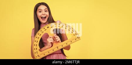 Überraschtes Kind studiert Mathematik in der Schule Halten Winkelmesser Lineal, Mathematik. Horizontales isoliertes Poster einer Schülerin. Bannerkopfzeile im Hochformat von sc Stockfoto