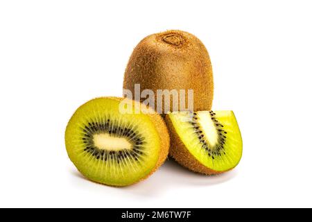 Frische, reife, haarige Kiwis oder Kiwis oder chinesische Stachelbeeren, ein ganzes, eineinhalb Stück. Stockfoto