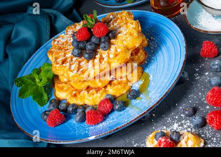 Einfache süße Waffeln mit Himbeeren und Heidelbeeren Stockfoto