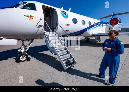 New York, NY, 5. Mai 2022— die Hurricane Hunters der National Oceanic and Atmospheric Administration (NOAA) landeten im Rahmen der Hurricane Awareness Tour am John F. Kennedy International Airport. Bundes-, Landes- und Kommunalbeamte -- zusammen mit der Presse -- besichtigten die Flugzeuge, trafen die Piloten, die in Hurrikane fliegen, und sammelten Daten, die Notfallmanagern helfen, Entscheidungen über Vorsorgemaßnahmen zu treffen. Die Veranstaltung war Teil der Hurricane Preparedness Week. K.C. Wilsey/FEMA Stockfoto