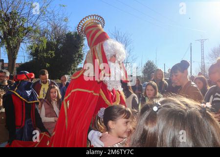 Noreña, SPANIEN: Der Magier König Melchor macht ein Foto mit einigen Kindern während der Begrüßung von H. M. die drei Könige des Ostens in Noreña, Spanien am 5. Januar 2023. (Foto: Alberto Brevers/Pacific Press) Kredit: Pacific Press Media Production Corp./Alamy Live News Stockfoto