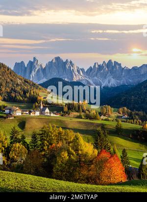 Herbstabend Santa Magdalena berühmte Italien Dolomiten Dorf Blick vor den Geisler oder Geisler Dolomiten Bergfelsen. Abb. Stockfoto