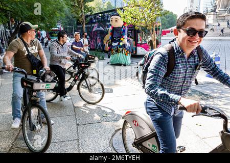 Mexiko-Stadt, Juarez Cuauhtemoc Avenida Paseo de la Reforma, Mietverleih-System, männliche Erwachsene Einwohner, Fahrradfahrer Stockfoto