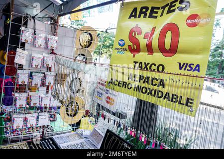 Mexiko-Stadt, Juarez Cuauhtemoc Avenida Paseo de la Reforma, Weihnachtsferien, Kunsthandwerksmarkt, Mercado artesanal, Schmuck, Kunsthandwerk Ausstellungsverkauf, Verkäufer Stockfoto