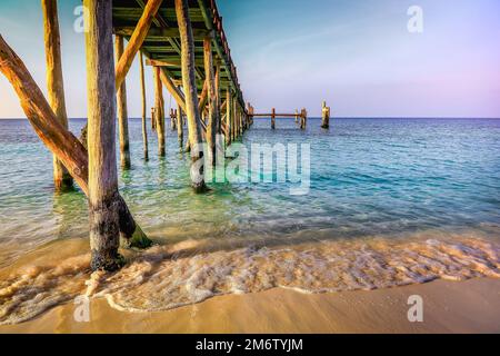 Tropisches Paradies, Sandstrand in der karibik mit Palapa und Pier, Cancun, Mexiko Stockfoto