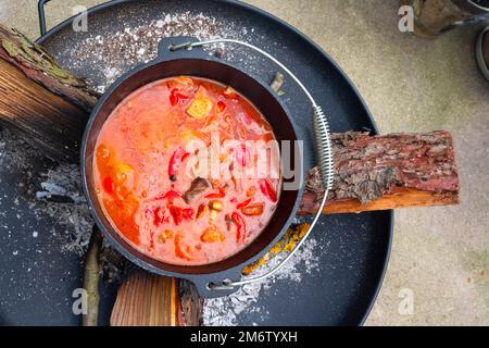 Kessel ungarische Gulaschsuppe mit Kartoffeln Stockfoto