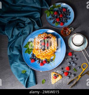 Einfache süße Waffeln mit Himbeeren und Heidelbeeren Stockfoto