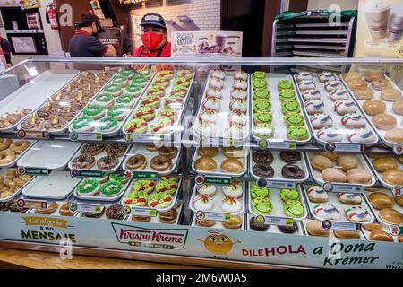 Mexiko-Stadt, Avenida Paseo de la Reforma, Krispy Kreme Doughnuts, Inneneinrichtung, Verkaufsregale, Mitarbeiter Arbeiter Arbeiter Stockfoto