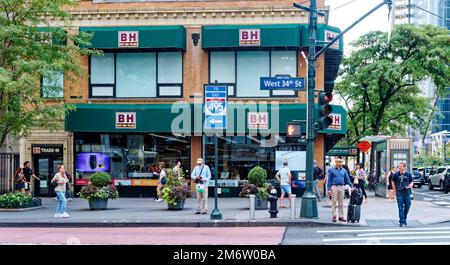 NEW YORK CITY - 11. September 2022: New York City ist die bevölkerungsreichste Stadt der Vereinigten Staaten und mit über 60 Millionen Besuchern pro Jahr Stockfoto