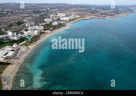 Drohne Luftaufnahme der Küste mit organisiertem Strand, Ayia Napa, Zypern. Stockfoto