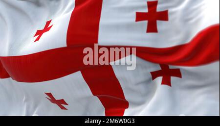 Nahaufnahme der georgischen Nationalflagge, die im Wind winkt Stockfoto