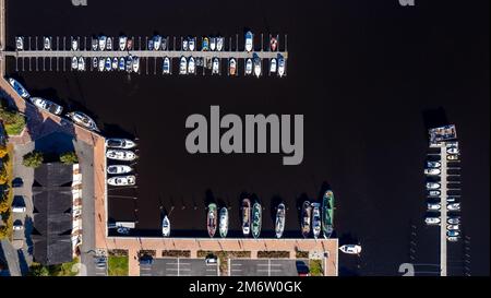 Luftdrohnenlandschaft mit Fischerbooten und Touristenyachten, die am Yachthafen festgemacht sind. Kuopio Hafen Finnland Stockfoto