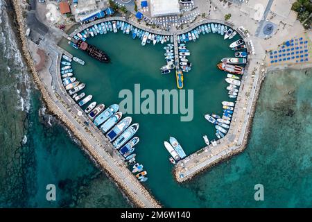 Luftaufnahme von Booten und Yachten, die in einer Marina festgemacht sind. Drohnenansicht von oben. Ayia Napa Zypern Stockfoto