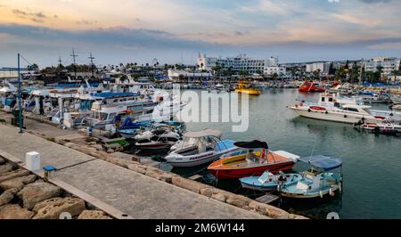 Luftaufnahme von Booten und Yachten, die in einer Marina festgemacht sind. Drohnenansicht von oben. Ayia Napa Zypern Stockfoto