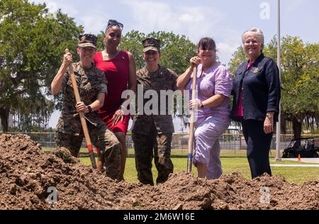 Brigg. General Julie L. Nethercot, Marine Corps Recruit Depot Parris Island und Eastern Recruiting Region Commanding General (links), Sergeant Major Robin C. Fortner (Ret.) (Linkes Zentrum), Oberstleutnant Axia R. Dones, Befehlshaber des 4. Rekrutierungsbataillons (Mitte), Oberstleutnant Maria Marte (Ret.) (Mitte rechts) und Rhonda Amtower, National President der Women Marines Association, posieren für ein Foto vor der exponierten Zeitkapsel auf Marine Corps Recruit Depot Parris Island S.C., 5. Mai 2022. Die Zeitkapsel wurde am 13. Februar 2012 im Rahmen der Feier des 69-jährigen anhaltenden Servi begraben Stockfoto