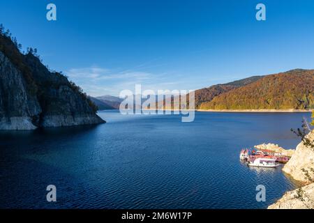 Herbstlandschaft des Vidraru-Sees und des Fagaras-Gebirges in Zentralrumänien Stockfoto