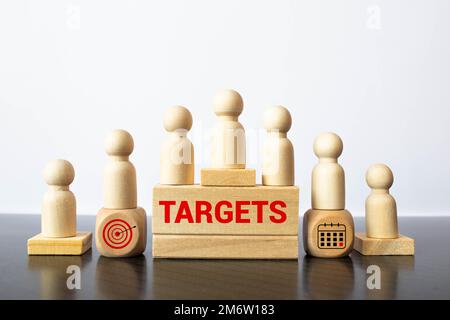 ZIELTEXT auf Holzwürfeln auf weißem Hintergrund. Stockfoto