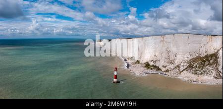 Panoramablick auf den Leuchtturm Beachy Head im Ärmelkanal und die weißen Klippen der Jurassic Coast Stockfoto