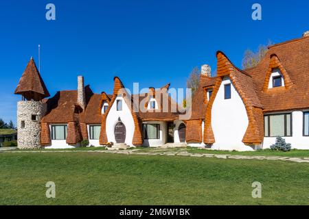Blick auf das Märchenschloss Castelul de Lut Valea Zanelor und das Hotel im Zentrum von Rumänien Stockfoto
