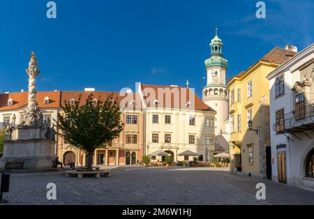 Blick auf den historischen Feuerturm und den Hauptplatz in der Altstadt von Sopron Stockfoto