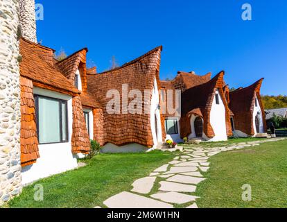 Blick auf das Märchenschloss Castelul de Lut Valea Zanelor und das Hotel im Zentrum von Rumänien Stockfoto