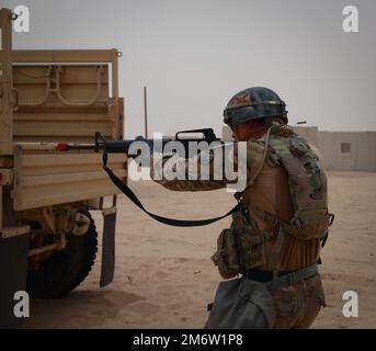 SPC. James Fitzpatrick, dem 1. Combined Arms, 1-163. Kavallerie-Regiment zugeteilt, führt Bergungsmaßnahmen während der USA durch Army Central Best Squad Competition in Camp Buehring, Kuwait, 5. Mai 2022. BSC misst die körperliche und geistige Leistungsfähigkeit von Elementen auf Teamebene im Verlauf des viertägigen Ereignisses. Stockfoto