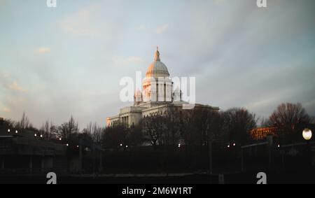 Rhode Island State House, historisches Denkmal, Kapitol während des Sonnenuntergangs, Wahrzeichen der nationalen Stadt und Geschichte Stockfoto