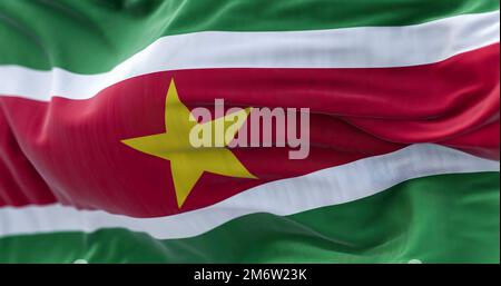 Nahaufnahme der Suriname-Nationalflagge, die im Wind winkt Stockfoto