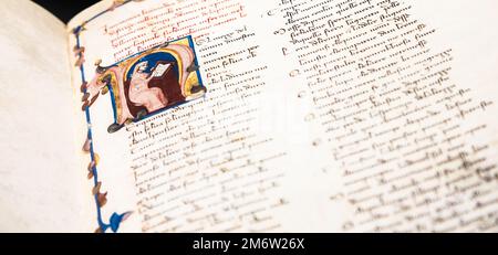 Antikes Manuskriptblatt aus Dante Divine Comedy. Stockfoto